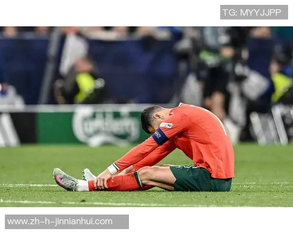 足球巨星泪洒赛场背后：那些让人动容的瞬间与无声的坚持